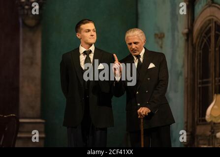 Bayreuth, Deutschland. September 2020. Max Emanuel Cencic (r) als 'Lottario' und Petr Nekoranec als 'Asprando'. Die "Bayreuther Barockoper" im Markgräflichen Opernhaus eröffnet mit einer Neuproduktion des Stücks "Carlo il Calvo" des Komponisten "Nicola Antonio Porpora". Vom 03.09. Bis 13.09 finden in Bayreuth die Bayreuther Barockoper-Festspiele statt. Quelle: Nicolas Armer/dpa/Alamy Live News Stockfoto