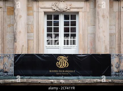 Bayreuth, Deutschland. September 2020. Vor der Markgräflichen Oper hängt ein Banner mit der Aufschrift "Bayreuther Barockoper Festspiele". Vom 03.09. Bis 13.09. Finden in Bayreuth die Bayreuther Barockoper-Festspiele statt. Quelle: Nicolas Armer/dpa/Alamy Live News Stockfoto