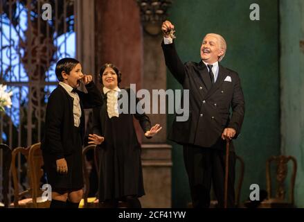 Bayreuth, Deutschland. September 2020. Max Emanuel Cencic (r) als 'Lottario'. Die "Bayreuther Barockoper" im Markgräflichen Opernhaus eröffnet mit einer Neuproduktion des Stücks "Carlo il Calvo" des Komponisten "Nicola Antonio Porpora". Vom 03.09. Bis 13.09 finden in Bayreuth die Bayreuther Barockoper-Festspiele statt. Quelle: Nicolas Armer/dpa/Alamy Live News Stockfoto