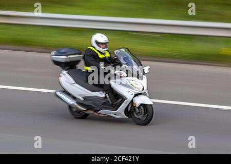 Honda PCX125 White Scooter; Motorradfahrer; zweirädrigen Transport, Forza Motorräder, Fahrzeug, Straßen, Motorräder, Motorradfahrer fahren in Chorley, Großbritannien Stockfoto