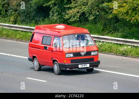 1990 90s 1915cc Red Volkswagen Pop top Caddy, Transporter, Camper Vans, kombi, Kombi, Wohnmobil van, Wohnmobil Umbau, Vee Dub, Umbauten, Mikrobus, Bus, Camper, VW Vans, Volkswagen Wohnmobile Fahren auf der M61 in Manchester, UK Stockfoto