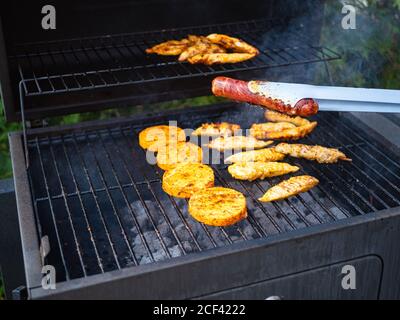 Fertig gegrillte Speisen auf dem Grill Stockfoto