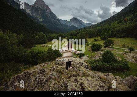 Inhalt Afrikanisch-amerikanische Freiberuflerin sitzt auf der Bank im Park Und mit Tablet arbeiten, während Remote auf Startup-Projekt Stockfoto