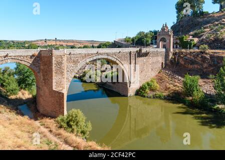 Alcantara mittelalterliche Brücke über den Fluss Tejo in Toledo Stockfoto