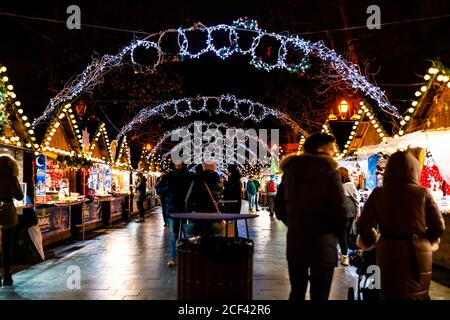 Lviv, Ukraine - 27. Dezember 2019: Ukrainische Lvov Stadt in der Altstadt mit Menschen zu Fuß durch Weihnachtsmarkt Alleenverkäufer auf Svobody Avenue Stockfoto