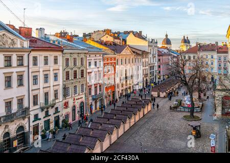 Lviv, Ukraine - 21. Januar 2020: Altstadt rynok berühmten Platz in Lemberg mit Winter Weihnachtsmarkt und Stadtbild Stockfoto