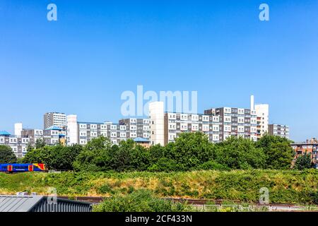 Horley, Großbritannien - 27. Juni 2018: Gatwick Airport South Western Railway Metro mit roten und blauen U-Bahn-Zug in London Flughafen und modernes Apartmentgebäude Stockfoto