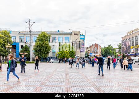Rivne, Ukraine - 3. Juli 2018: Hauptplatz der Unabhängigkeit von Theater in Rovno Stadt in der westlichen Ukraine Outdoor-Park im Sommer und viele Menschen zu Fuß Stockfoto