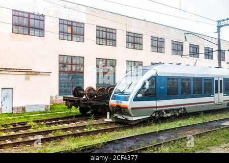 Zdolbuniv, Ukraine - 30. Juli 2018: Bahnhofsterminal Gebäude außen in Rivne Oblast, Westukraine und moderne Zug auf Gleisen Stockfoto