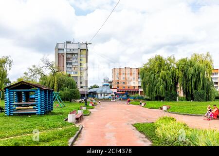 Rivne, Ukraine - 25. Juli 2018: Grüner Park in Myru oder Friedensallee in Naberezhna Flussufer St Straße Rivne im Sommer mit Menschen draußen sitzen und c Stockfoto