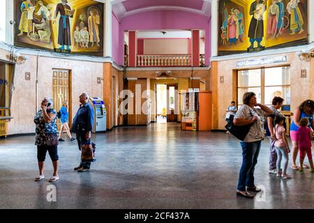 Rivne, Ukraine - 25. Juli 2018: Eisenbahn Eisenbahn Eisenbahn Bahnhof Innenraum mit Vintage Retro-Architektur im Inneren Gebäude und Menschen Stockfoto