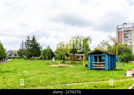 Rivne, Ukraine - 25. Juli 2018: Grüner Park in Myru oder Friedensallee in Naberezhna Straße Rivne im Sommer mit Menschen draußen und Kinderspielplatz Stockfoto