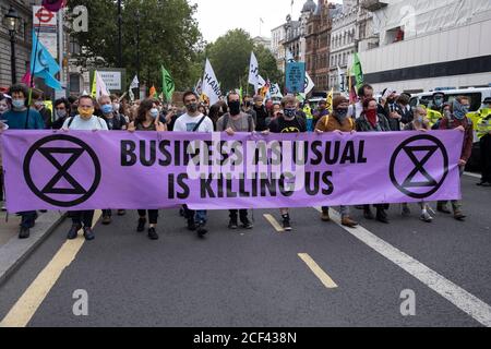 Demonstranten auf Whitehall bei der Extinction Rebellion Demonstration am 3. September 2020 in London, Großbritannien. Nachdem die Regierung nach der Sommerpause zurücktrat, hat die Klimaschutzgruppe zwei Wochen lang Veranstaltungen organisiert, Proteste und Störungen in der gesamten Hauptstadt. Extinction Rebellion ist eine 2018 gestartete Gruppe zum Klimawandel, die eine große Gruppe von Menschen gewonnen hat, die sich friedlichen Protesten verschrieben haben. Diese Proteste zeigen, dass die Regierung nicht genug tut, um katastrophale Klimaveränderungen zu vermeiden und die Regierung zu fordern, radikale Maßnahmen zur Rettung des Planeten zu ergreifen. Stockfoto