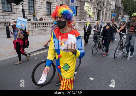 Clown-Protestler bei Extinction Rebellion Demonstration am 3. September 2020 in London, Großbritannien. Nachdem die Regierung nach der Sommerpause zurücktrat, hat die Klimaschutzgruppe zwei Wochen lang Veranstaltungen organisiert, Proteste und Störungen in der gesamten Hauptstadt. Extinction Rebellion ist eine 2018 gestartete Gruppe zum Klimawandel, die eine große Gruppe von Menschen gewonnen hat, die sich friedlichen Protesten verschrieben haben. Diese Proteste zeigen, dass die Regierung nicht genug tut, um katastrophale Klimaveränderungen zu vermeiden und die Regierung zu fordern, radikale Maßnahmen zur Rettung des Planeten zu ergreifen. Stockfoto