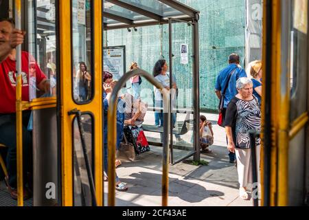 Lviv, Ukraine - 1. August 2018: Lvov Trolley-Bus-Straßenbahn mit lokalen Menschen stehen vor der Haltestelle und öffnen Türen der Oldtimer-Straßenbahn im historischen Ukrainisch Stockfoto