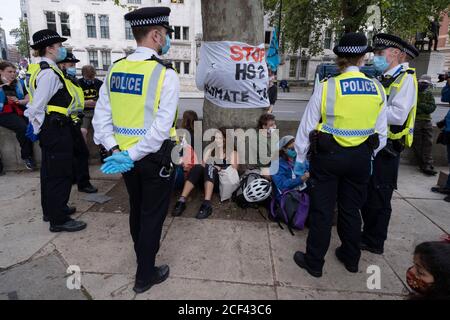 Demonstranten und Polizei beim Aussterben Rebellion Demonstration am 3. September 2020 in London, Großbritannien. Nachdem die Regierung nach der Sommerpause zurücktrat, hat die Klimaschutzgruppe zwei Wochen lang Veranstaltungen organisiert, Proteste und Störungen in der gesamten Hauptstadt. Extinction Rebellion ist eine 2018 gestartete Gruppe zum Klimawandel, die eine große Gruppe von Menschen gewonnen hat, die sich friedlichen Protesten verschrieben haben. Diese Proteste zeigen, dass die Regierung nicht genug tut, um katastrophale Klimaveränderungen zu vermeiden und die Regierung zu fordern, radikale Maßnahmen zur Rettung des Planeten zu ergreifen. Stockfoto