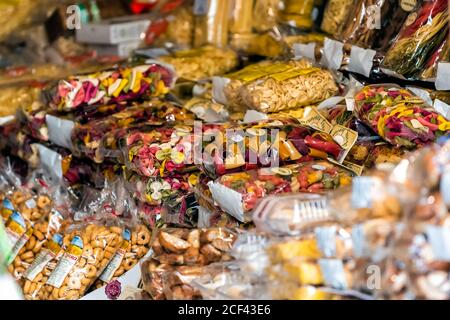 San Gimignano, Italien - 27. August 2018: Italienische verpackte bunte Pasta auf dem Display in der Stadt Geschäft in der Toskana kleines Dorf und buntes Gemüse Stockfoto