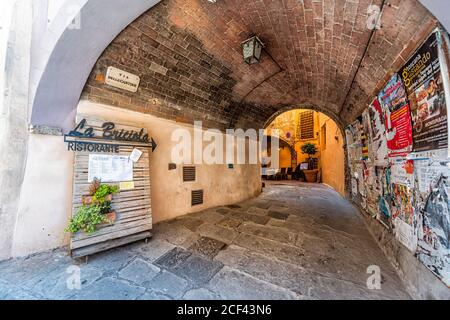 Montepulciano, Italien - 28. August 2018: Weitwinkelansicht der engen Gewölbe Gasse Gasse in kleinen Dorf in der Toskana im Sommer mit Ruhe Stockfoto