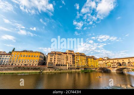 Florenz, Italien - 30. August 2018: Firenze orange gelb bunten Gebäuden und Arno Fluss Wasser während Sommer Morgen Sonnenaufgang in der Toskana Weitwinkel V Stockfoto