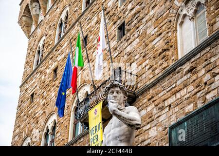 Florenz, Italien - 30. August 2018: Firenze außerhalb des äußeren Platzes in Florenz mit Gebäude in der Toskana niedrigen Winkel Blick auf das Straßengebäude Eingang und Stockfoto