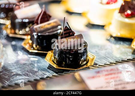 Florenz, Italien - 30. August 2018: Firenze Central Market mit Beduschi Zeichen Nahaufnahme von Schokolade Dessert gelbe Pudding Gebäck auf Tablett Display in b Stockfoto