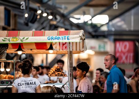 Florenz, Italien - 30. August 2018: Firenze Central Market mit vielen Menschen in der Schlange für Konditorei Laden im Gebäude verkaufen Dessert kaufen Stockfoto