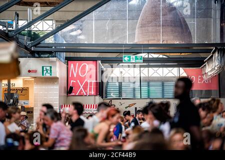 Florenz, Italien - 30. August 2018: Firenze Central Market mit vielen Menschen essen im Food Court im Gebäude ohne Ausfahrt Zeichen Stockfoto
