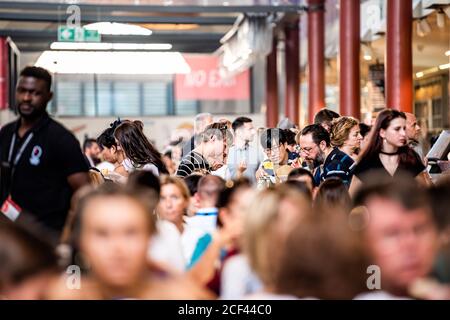 Florenz, Italien - 30. August 2018: Firenze Central Market mit vielen Menschen sitzen Essen im Food Court innerhalb Gebäude Architektur Stockfoto