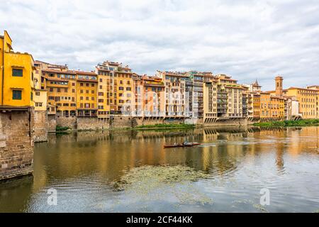 Florenz, Italien - 31. August 2018: Firenze Stadt orange gelb Bunte Gebäude auf Ponte Vecchio am Arno Fluss im Sommer morgens in der Toskana mit Stockfoto