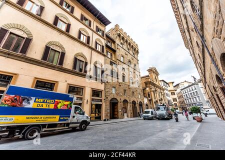 Firenze, Italien - 31. August 2018: Außenlager Gebäude in der Toskana auf Gasse Straße am Morgen Weitwinkel-Ansicht mit Lieferwagen Metro Datum Zeichen Stockfoto