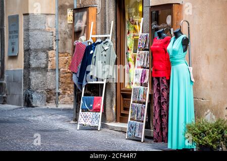 Orvieto, Italien - 3. September 2018: Kleine italienische Stadt Stadt Stadt Straßenladen mit Anzeige von Kleidung und Souvenirs draußen auf der Straße und niemand Stockfoto