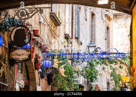 Orvieto, Italien - 3. September 2018: Souvenirgeschäft in der kleinen italienischen Stadt mit engen Gassen und beleuchteten neonblauen Lichtern Stockfoto