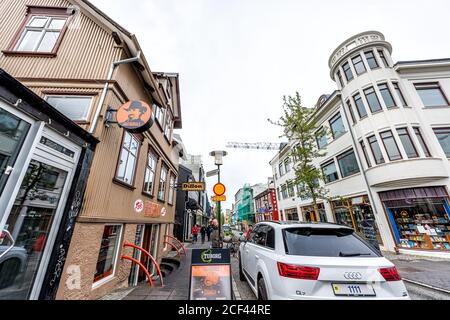 Reykjavik, Island - 19. Juni 2018: Laugavegur Straße in der Innenstadt Weitwinkel-Ansicht von Geschäften Geschäfte Whiskey Bar Restaurants Schilder Stockfoto