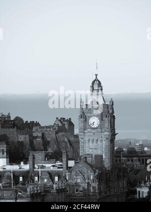 Sonnenaufgang, Schwarz-Weiß-Landschaft von Edinburgh, mit Edinburgh Castle, und Balmoral Hotel, Edinburgh, Schottland, Großbritannien, GB. Stockfoto