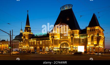 Nachtansicht des Gebäudes von Yaroslavl Bahnhof. Russland. Große Buchstaben an der Fassade - die Inschrift Jaroslawski Station Stockfoto