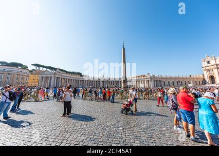 Vatikanstadt, Italien - 5. September 2018: Menschen auf dem Petersplatz Basilika während sonnigen Tages mit Massen Touristenarchitektur in Rom Stockfoto