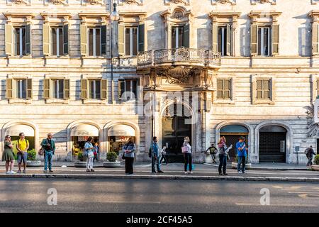 Rom, Italien - 5. September 2018: Italienische Straße in der historischen Stadt am Morgen Via del Plebiscito und viele Menschen warten in der Schlange für den Bus an der Haltestelle Stockfoto