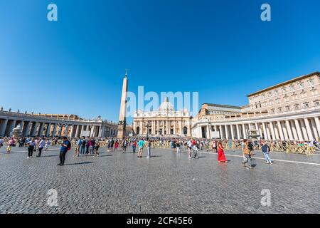 Vatikanstadt, Italien - 5. September 2018: Menschen auf dem Petersplatz Basilika Weitwinkel während sonnigen Tag Architektur in Rom Stockfoto