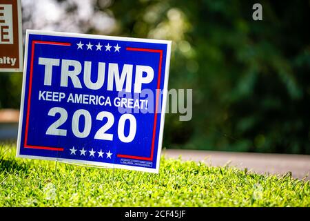 Afton, USA - 30. August 2020: Präsidentenwahl politisches Schild zur Unterstützung von Donald J. Trump mit Keep America Great 2020 Text, Virginia Stockfoto