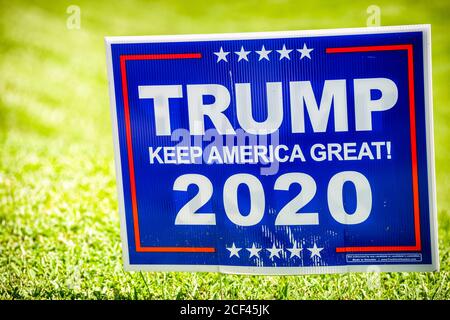 Afton, USA - 30. August 2020: Präsidentschaftswahl politisches Zeichen Plakat zur Unterstützung von Donald J. Trump mit Keep America Great 2020 Text in ländlichen CO Stockfoto