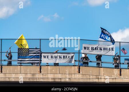 Chantilly, USA - 30. August 2020: Virginia VA-28 Autobahnbrücke mit Menschen auf We Back Blauer marsch schwenkt amerikanische Flaggen zur Unterstützung der Strafverfolgung Stockfoto