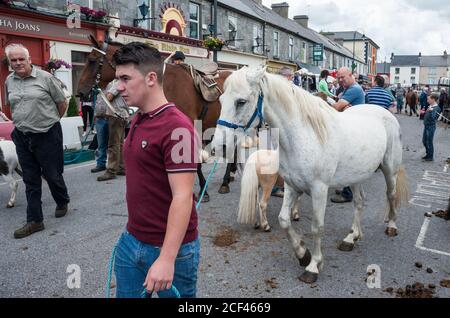 Listowel, Irland - 2. Juli 2015: Menschen und Pferde auf den Straßen von Listowel während des Pferdemesse. Stockfoto