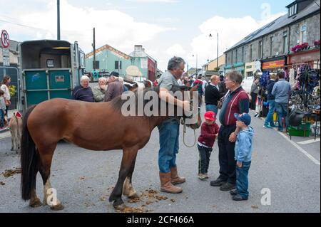 Listowel, Irland - 2. Juli 2015: Menschen und Pferde auf den Straßen von Listowel während des Pferdemesse. Stockfoto