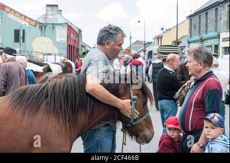 Listowel, Irland - 2. Juli 2015: Menschen und Pferde auf den Straßen von Listowel während des Pferdemesse. Stockfoto