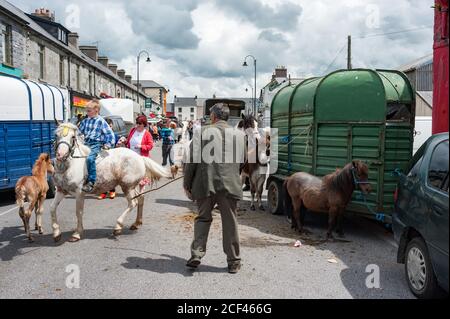 Listowel, Irland - 2. Juli 2015: Menschen und Pferde auf den Straßen von Listowel während des Pferdemesse. Stockfoto