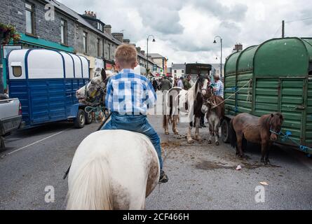 Listowel, Irland - 2. Juli 2015: Menschen und Pferde auf den Straßen von Listowel während des Pferdemesse. Stockfoto