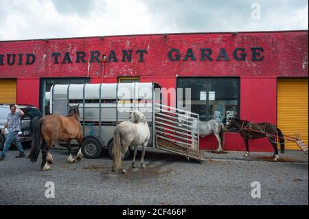 Listowel, Irland - 2. Juli 2015: Menschen und Pferde auf den Straßen von Listowel während des Pferdemesse. Stockfoto