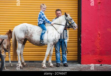 Listowel, Irland - 2. Juli 2015: Menschen und Pferde auf den Straßen von Listowel während des Pferdemesse. Stockfoto