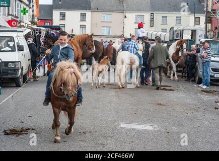 Listowel, Irland - 2. Juli 2015: Menschen und Pferde auf den Straßen von Listowel während des Pferdemesse. Stockfoto