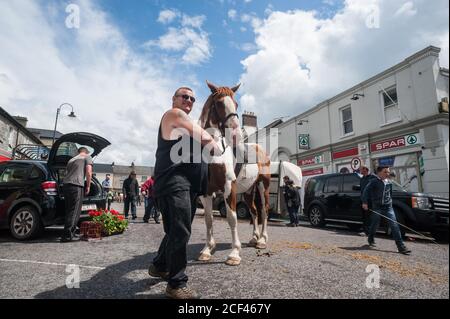 Listowel, Irland - 2. Juli 2015: Menschen und Pferde auf den Straßen von Listowel während des Pferdemesse. Stockfoto